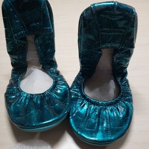 Shiny, foil looking teal Storehouse flats size 8